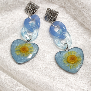 Cercei cu flori naturale de camp 02015, Bijuterii, Cercei, Cercei din rasina, Confectionarea bijuteriilor,  Cercei handmade unicat din rasina epoxidica cu flori naturale de camp -Erigeron.Un contrast intre ..., ARTYNOS