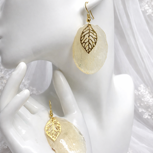 Cercei cu petale de Orhidee 02049 - bijuterii - cercei - cercei din rășină - Artynos.ro