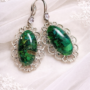 Cercei cu flori naturale 02051, Bijuterii, Cercei, Cercei din rasina, Confectionarea bijuteriilor, Cercei handmade unicat .Acesti cercei pastreaza in interior fragmente reale de petale de trandafir,..., ARTYNOS