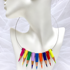 Colier creioane colorate cu accesorii argintii 00482 - bijuterii - coliere - coliere cu pandative - Artynos.ro
