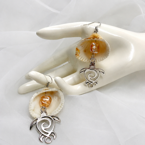 Cercei scoici 02220, Bijuterii, Cercei, Cercei din rasina, Confectionarea bijuteriilor, Cercei handmade unicat cu scoici reale , accesorii margele din sticla glazurata si pandantiv broscu..., ARTYNOS