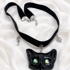 Choker pisica 02237, Bijuterii, Coliere, Chockere, Confectionarea bijuteriilor, Choker negru din catifea cu pandantiv din lut ,modelat si pictat manual -model cap de pisica.Pandan..., ARTYNOS