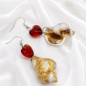 Cercei scoici 02238, Bijuterii, Cercei, Cercei lungi, Confectionarea bijuteriilor, Cercei handmade unicat cu scoici reale si foita de aur.Accesorii inimioare din sticla austriaca gla..., ARTYNOS