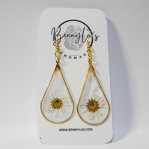Cercei Handmade Rasina Flori Uscate Daisy - Teardrop, Bijuterii, Cercei, Cercei agatati, Altele, Confectionarea bijuteriilor, Cerceii nostri din rasina sunt usor de asortat cu orice tinuta si pot fi elementul lipsa din tinuta..., ARTYNOS