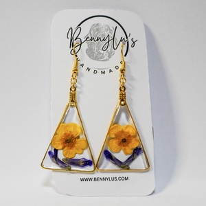 Cercei Handmade Rasina Flori Uscate Buttercup, Bijuterii, Cercei, Cercei agatati, Altele, Confectionarea bijuteriilor, Cerceii nostri din rasina sunt usor de asortat cu orice tinuta si pot fi elementul lipsa din tinuta..., ARTYNOS