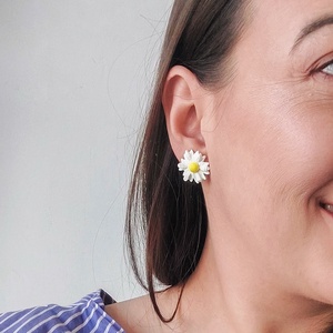Cercei Albi Handmade - Model Margareta - Tip Stud - bijuterii - cercei - cercei cu figurine - Artynos.ro