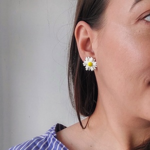 Cercei Albi Handmade - Model Margareta - Tip Stud - bijuterii - cercei - cercei cu figurine - Artynos.ro