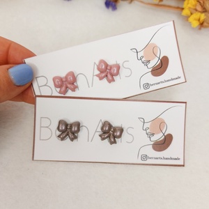 Cercei Mici Stud - Inimioare, Fundite, Roz, Gri, Crem - bijuterii - cercei - cercei din rășină - Artynos.ro