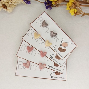 Cercei Mici Stud - Inimioare, Fundite, Roz, Gri, Crem - bijuterii - cercei - cercei din rășină - Artynos.ro