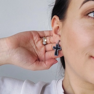 Cercei Cruce Negri Mici - bijuterii - cercei - cercei cu figurine - Artynos.ro