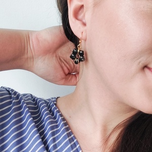 Cercei Mici Floare Negru-Auriu - bijuterii - cercei - cercei cu figurine - Artynos.ro