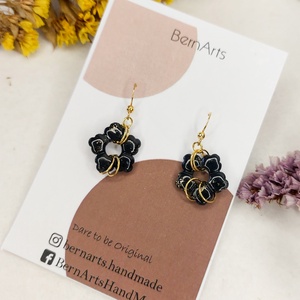 Cercei Mici Floare Negru-Auriu - bijuterii - cercei - cercei cu figurine - Artynos.ro