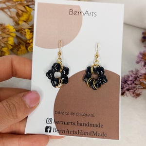 Cercei Mici Floare Negru-Auriu - bijuterii - cercei - cercei cu figurine - Artynos.ro