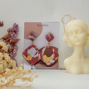 Cercei Dama Eleganti Deosebiți Statement Bordo ( Burgundy) cu Tonuri Mov Accente Aurii, Design Modern Hipoalergenic - bijuterii - cercei - cercei din rășină - Artynos.ro