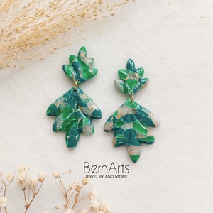 Cercei Dama Statement Verde Elegant Handmade din Lut Polimeric Otel Inoxidabil, Bijuterii, Cercei, Cercei lungi, Confectionarea bijuteriilor, Altele, Cercei statement in mai multe nuante de verde, cu un design elegant si sofisticat. Combinatia de to..., ARTYNOS