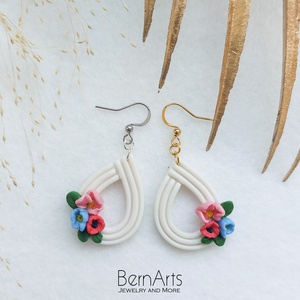 Cercei Albi Handmade Floricele Primăvară - bijuterii - cercei - cercei cu figurine - Artynos.ro