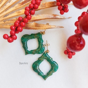 Cercei Dama Verde-Auriu Elegant Handmade - Formă arabesc + Formă Scoică - bijuterii - cercei - cercei lungi - Artynos.ro