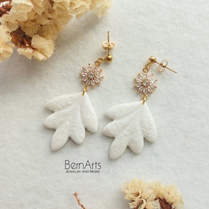 Cercei Mireasa Alb-Auriu Eleganti Deosebiti Handmade, Accesorii nunta, Bijuterii mireasa, Cercei mireasa, Confectionarea bijuteriilor, Altele, La fel de special ca ziua cea mare.

Acesti cercei de mireasa sunt realizati manual, cu grija pentr..., ARTYNOS