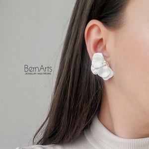 Cercei Floare Alb-Auriu Eleganti Deosebiti Handmade  - bijuterii - cercei - cercei cu figurine - Artynos.ro