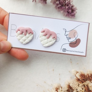 Cercei Kawaii Adorabili Handmade Alb-Roz -Waffel cu Topping de Căpșuni  - bijuterii - cercei - cercei cu figurine - Artynos.ro