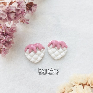 Cercei Kawaii Adorabili Handmade Alb-Roz -Waffel cu Topping de Căpșuni  - bijuterii - cercei - cercei cu figurine - Artynos.ro