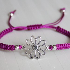 Brățară macramé împletită - Floare violet -  - Artynos.ro