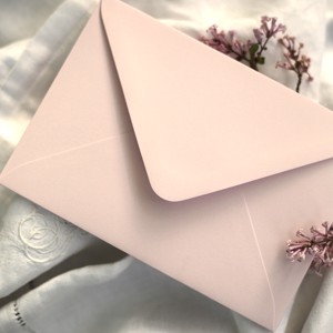 Plic roz pal - C6 - 25 buc, , , Coperta roz pal.

Dimensiuni: 11,4 × 16,2 cm (C6), pentru invitatii A6 sau 10 x 15 cm.

25 de bucat..., ARTYNOS