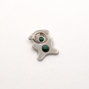 Handcrafted silver pendant for adults in the shape of an animal, adorned with malachite stones - accessorii și unelte - accesorii decorative - figurine - Artynos.ro