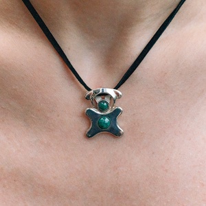 Handcrafted silver pendant for adults in the shape of an animal, adorned with malachite stones, Accessorii si unelte, Accesorii decorative, Figurine, Confectionarea bijuteriilor, Size: One size
Available in a single size; depending on the shape, the pendant weighs between 6.10g..., ARTYNOS