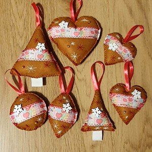 Gingerbread model simțit ornamente alb - roz -  - Artynos.ro