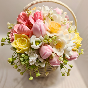 Aranjament floral din săpun în coș � cadou delicat în nuanțe pastel, handmade - casă & stil de viață - decorațiuni de casă - accesorii florale - buchete de flori - Artynos.ro