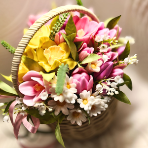 Coș floral delicat � armonie în culori calde - casă & stil de viață - decorațiuni de casă - accesorii florale - buchete de flori - Artynos.ro