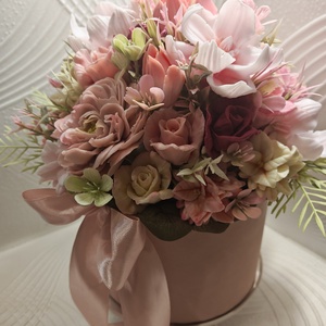 Aranjament floral din săpun în cutie elegantă cu cifră � cadou personalizat handmade - casă & stil de viață - decorațiuni de casă - accesorii florale - buchete de flori - Artynos.ro