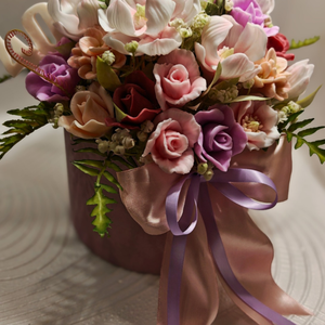 Aranjament floral din sapun in cutie eleganta cu cifra � cadou personalizat handmade - Artynos.ro