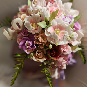 Aranjament floral din săpun în cutie elegantă cu cifră � cadou personalizat handmade - casă & stil de viață - decorațiuni de casă - accesorii florale - buchete de flori - Artynos.ro