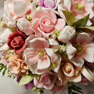 Aranjament floral din săpun în cutie elegantă cu cifră � cadou personalizat handmade - casă & stil de viață - decorațiuni de casă - accesorii florale - buchete de flori - Artynos.ro