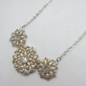 Colier handmade alb/ argintiu din margele - accesorii nuntă - bijuterii mireasă - brățări mireasă  - Artynos.ro