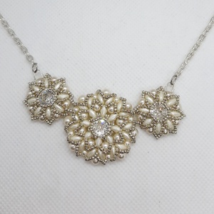 Colier handmade alb/ argintiu din margele - accesorii nuntă - bijuterii mireasă - brățări mireasă  - Artynos.ro