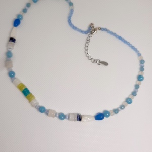 Colier handmade cu discuri bleu, albe si verzi jad, agate bleu si angelit - bijuterii - coliere - coliere din mărgele - Artynos.ro