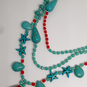 Colier handmade din turquoise reconstruit sfere si stelute, pandativ coral, cristale rosii cehesti, cipsuri turquoise si - Artynos.ro