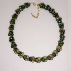 Colier lucrat manual dinpieyre de crazy agat verde si cristale de sticla - Artynos.ro