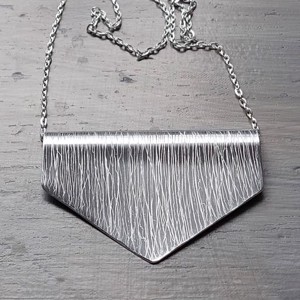 Pandantiv cu design minimalist din aluminiu lucios, ușor, pe un lanț argintiu -  - Artynos.ro Pandantiv cu design minimalist din aluminiu lucios, ușor, pe un lanț argintiu -  - Artynos.ro