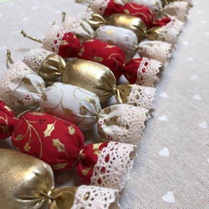 Bomboane textile de salon / set de 10/ - crăciun - decorațiuni de crăciun de casă - figurine pentru pomul de crăciun - Artynos.ro