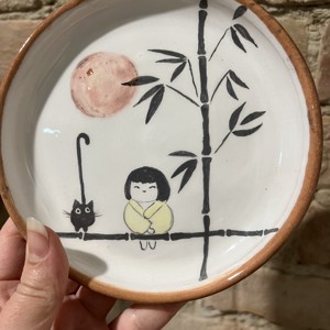 Farfurie de desert pictată manual - fată, pisoi și bambus (15 cm) -  - Artynos.ro