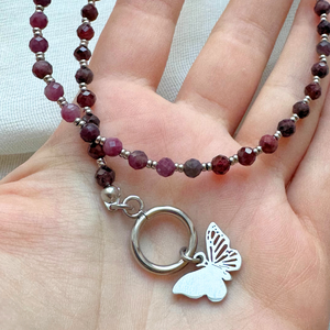 Colier argintiu la baza gatului din turmalina roz si granat cu inchizatoare toggle si pandantiv fluture - bijuterii - coliere - coliere din mărgele - Artynos.ro