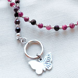 Colier argintiu la baza gatului din turmalina roz si granat cu inchizatoare toggle si pandantiv fluture - bijuterii - coliere - coliere din mărgele - Artynos.ro