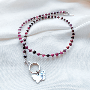 Colier argintiu la baza gatului din turmalina roz si granat cu inchizatoare toggle si pandantiv fluture - Artynos.ro