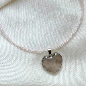 Colier la baza gatului din cuart roz cu pandantiv inima - bijuterii - coliere - coliere cu pandative - Artynos.ro