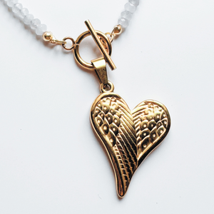 Colier la baza gatului din jad alb cu pandantiv inima auriu si inchizatoare toggle - bijuterii - coliere - coliere din mărgele - Artynos.ro