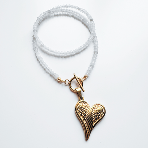 Colier la baza gatului din jad alb cu pandantiv inima auriu si inchizatoare toggle - Artynos.ro